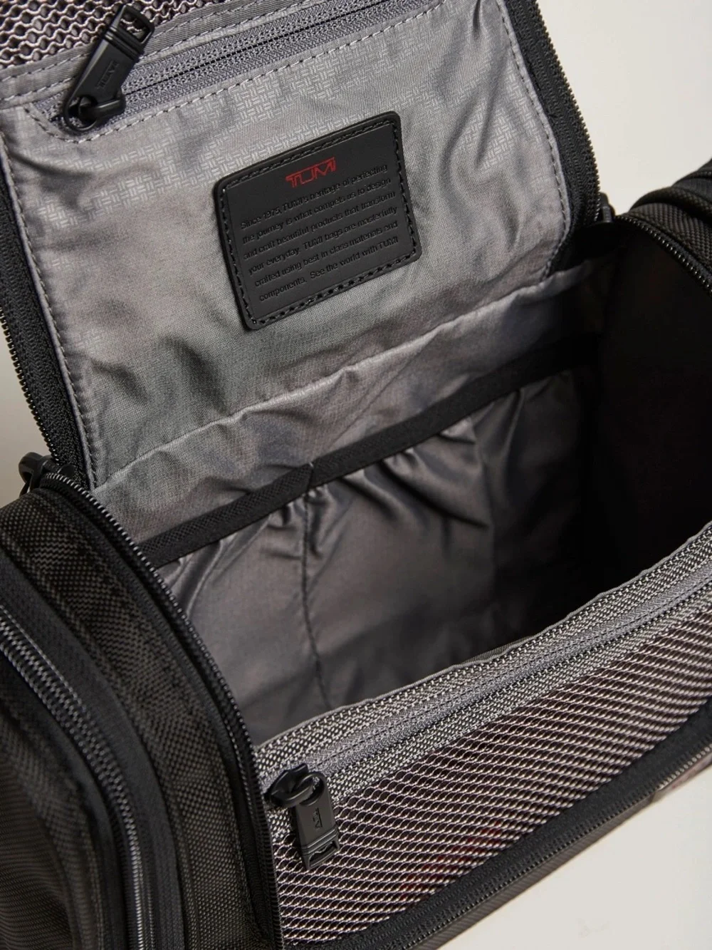 Tumi Mens Black Ballistic Nylon Alpha Hanging Toiletry Kit EUC Never Used